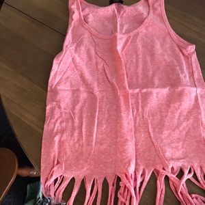 Tank with fringed bottom